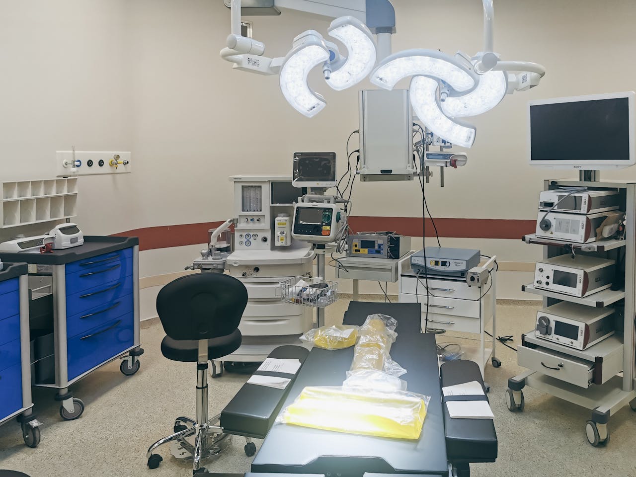 Well-equipped surgical operating room with modern surgical tools and lighting.