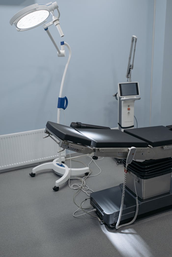A sterile operating room featuring advanced surgical equipment and lighting.